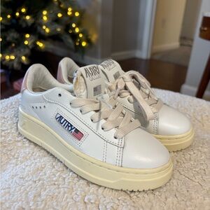NEW AUTRY kids dallas sneaker in white/pink 
Size 30 or U.S. 12.5